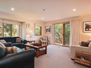 Lhotsky 2 Bedroom apartment with balcony mountain views and BBQ Thredbo Village